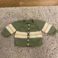 Kundbild Svarta Fåret Tilda Cotton Eco garn 25g vårgrön (282): En kofta till en 3- månadersbebis....